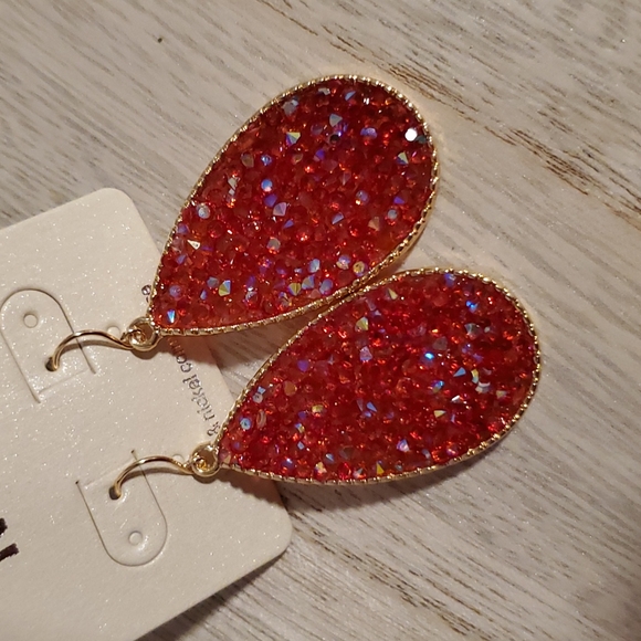 Red Aurora Borealis rhinestone Goldtone druzy earrings teardrop shaped - Picture 6 of 6